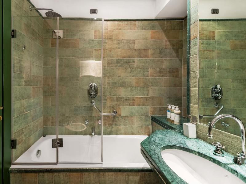 Extra Large Studio with Kitchenette, Bathtub and Sofa Bed image 4