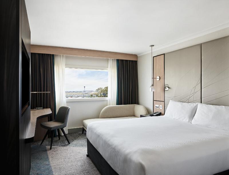 King Room with Runway View image 1