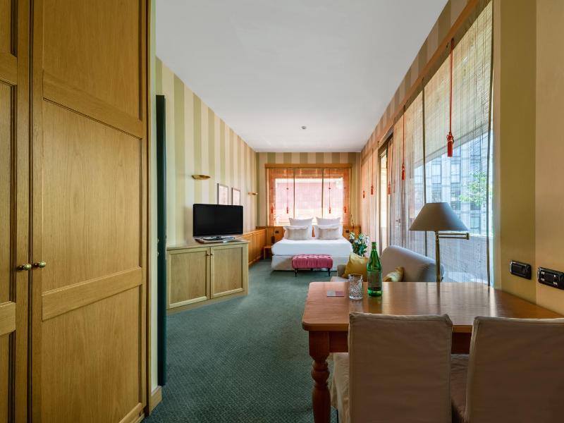 Large Studio with Kitchenette image 3