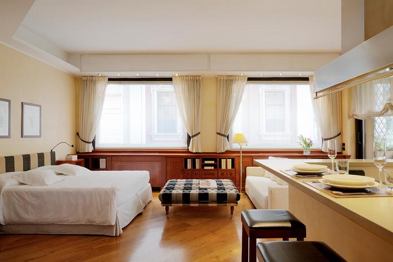 Extra Large Studio with Kitchen and Balcony image 3