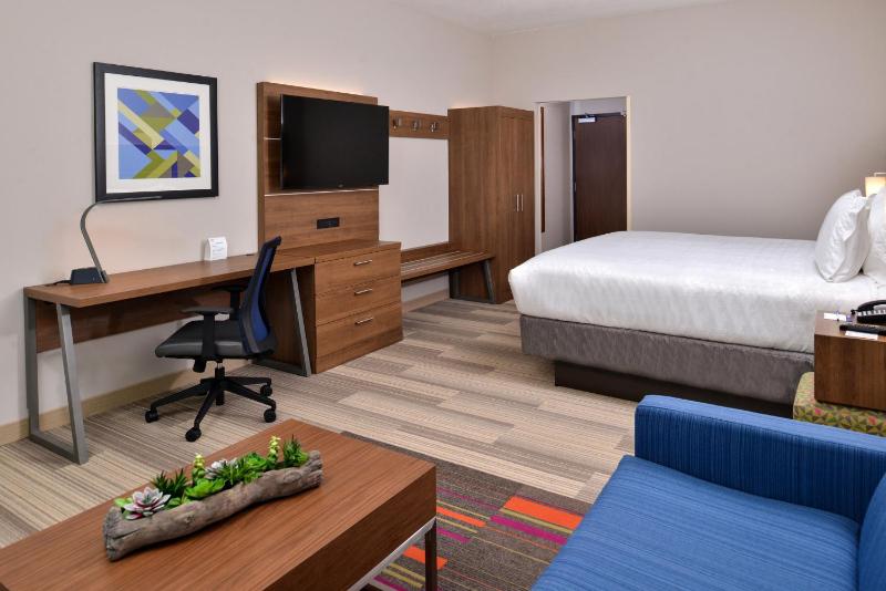 King Suite - Non-Smoking image 3
