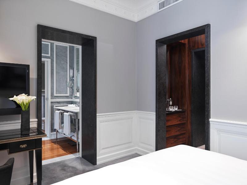 Superior Balcony Double Room image 4