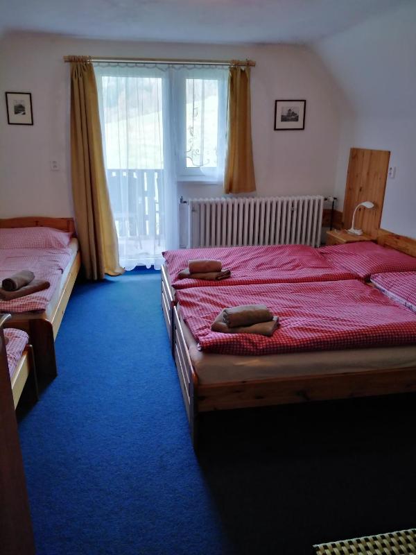 Quadruple Room with Walk-in Closet and Balcony image 3