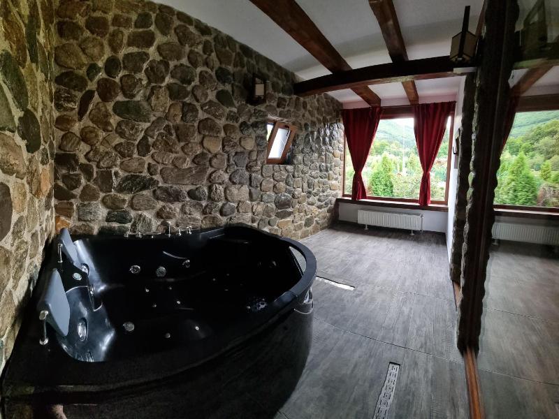 King Room with Spa Bath image 3