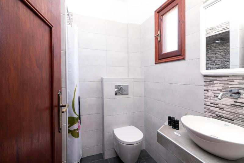 Superior Studio with Partial Sea View (2 adults) image 2