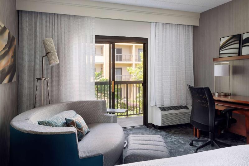 King Room with Sofabed, Balcony and Courtyard View image 1