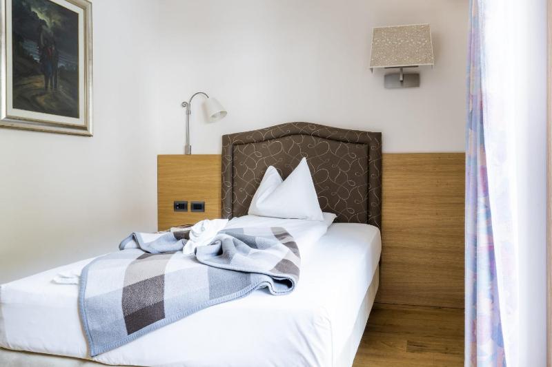 Single Room with Balcony image 3