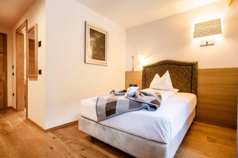 Single Room with Balcony image 4