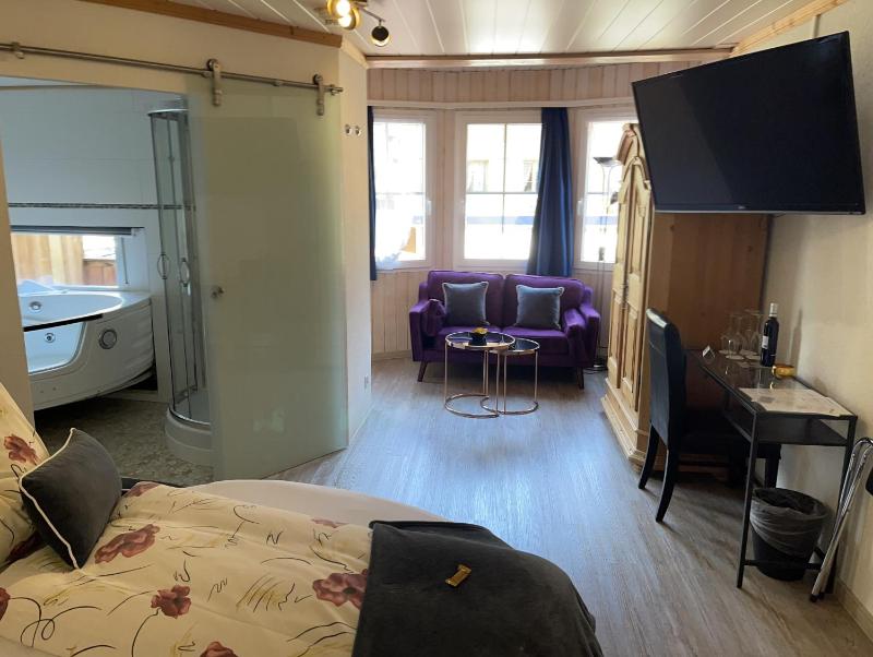 Superior Room Plus with rolling-out Whirlpool and round Bed image 1