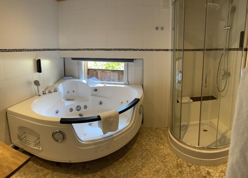 Superior Room Plus with rolling-out Whirlpool and round Bed image 4