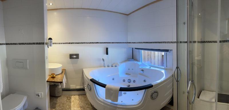 Superior Room Plus with rolling-out Whirlpool and round Bed image 3
