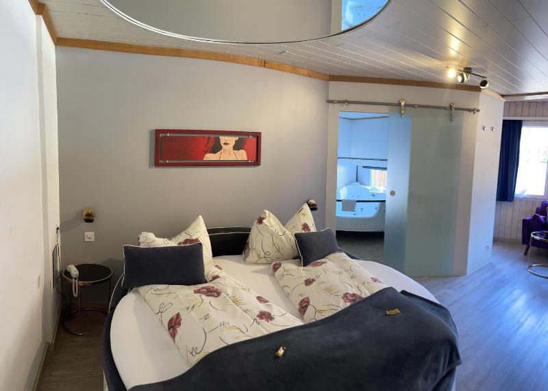 Superior Room Plus with rolling-out Whirlpool and round Bed image 2