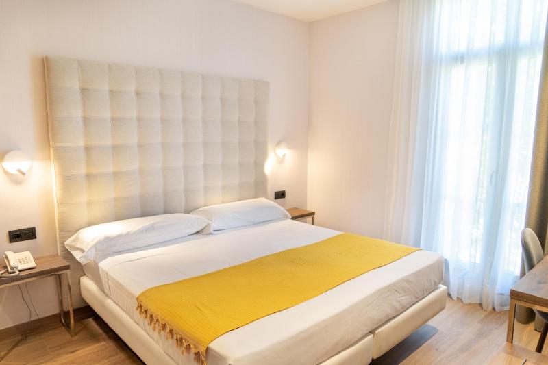 Double Room with Balcony image 3