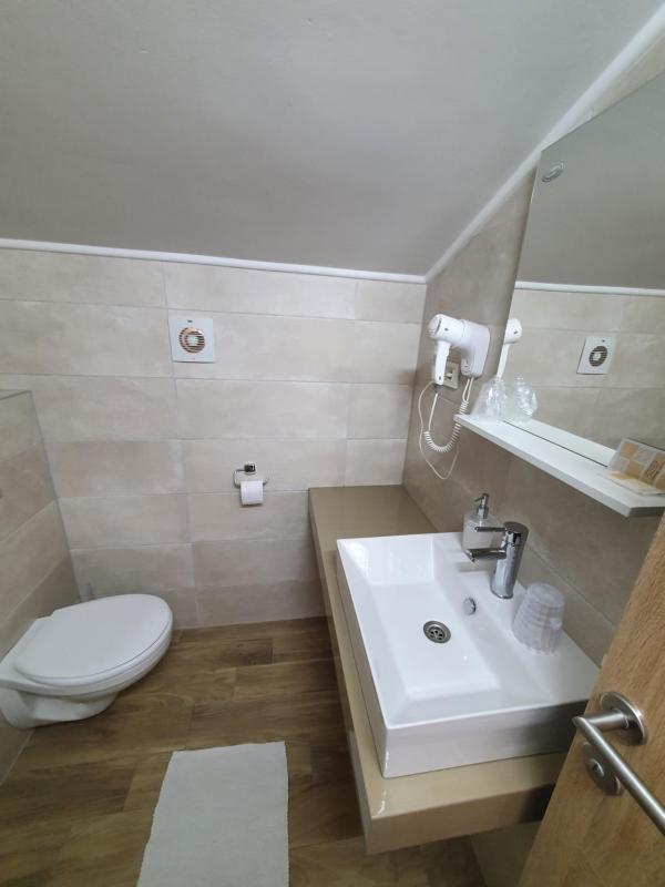 Deluxe Single Room with Balcony image 4
