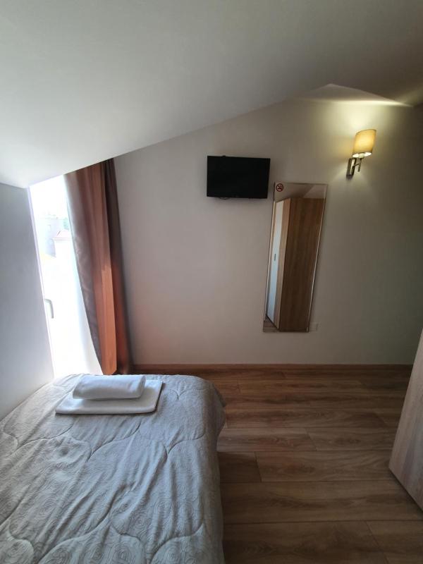 Deluxe Single Room with Balcony image 3