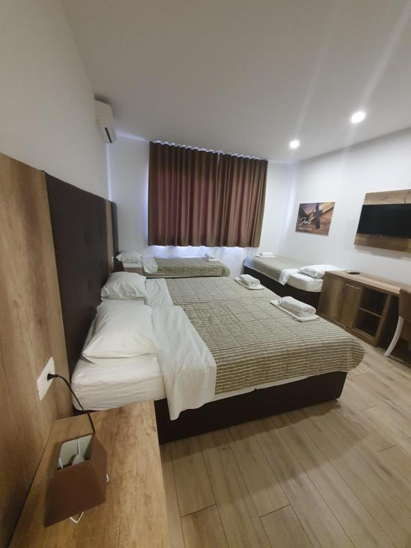 Deluxe Quadruple Room image 1