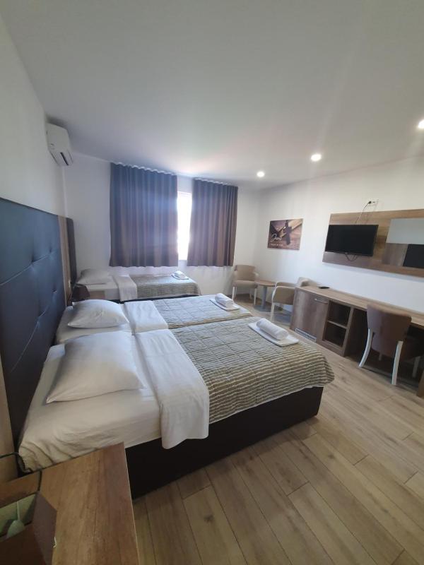 Deluxe Triple Room image 1