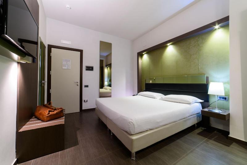 Standard Double Room image 3