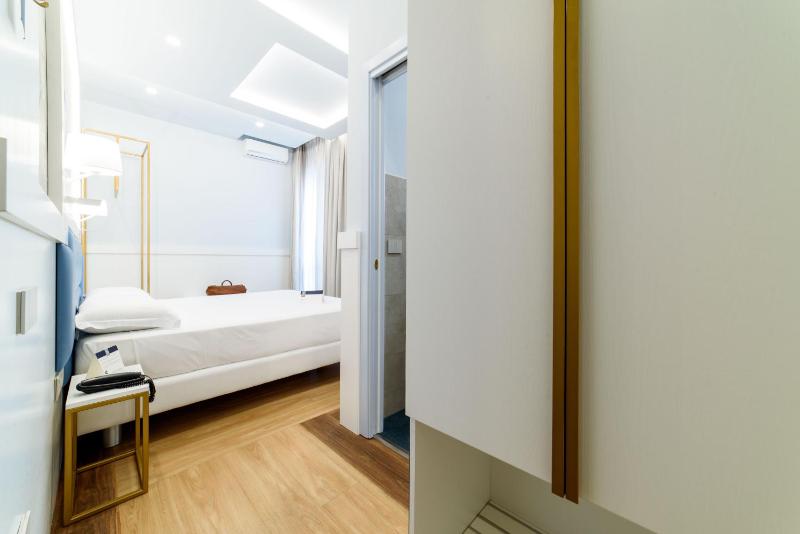 Deluxe Double Room image 4