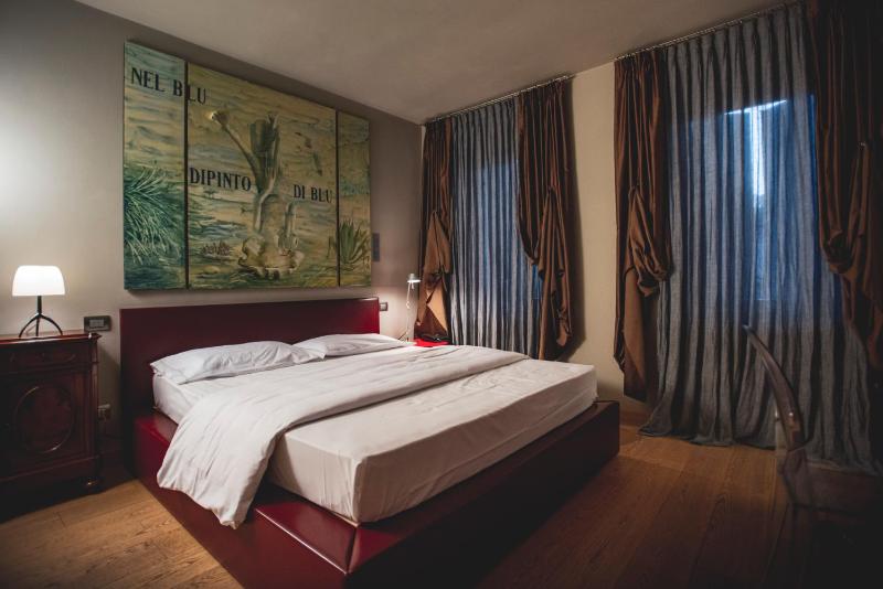 Standard Double Room image 3