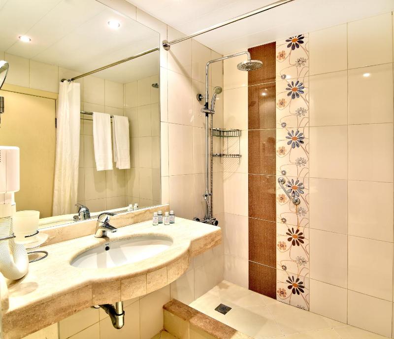 Standard Twin Room image 2