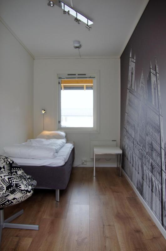 Single Room with Shared Bathroom and Free Parking image 4