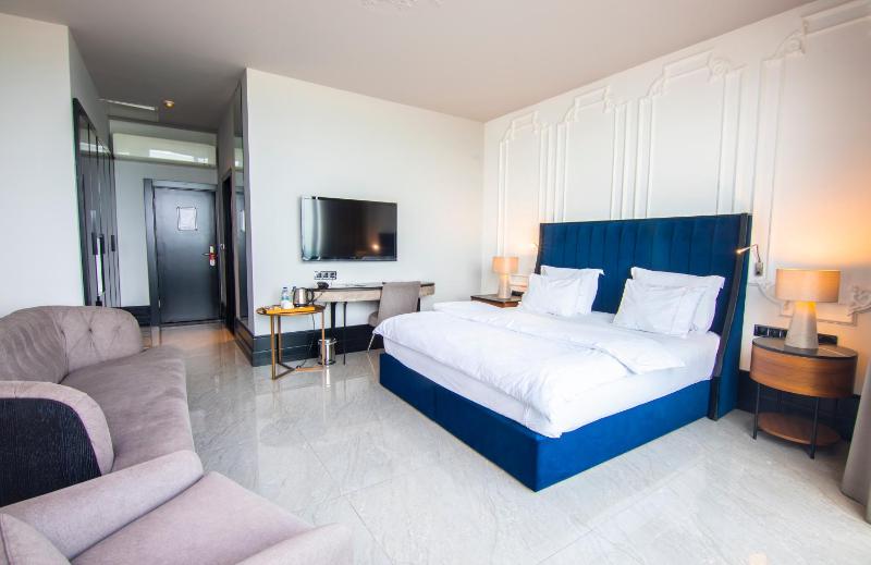 Deluxe King Room image 2