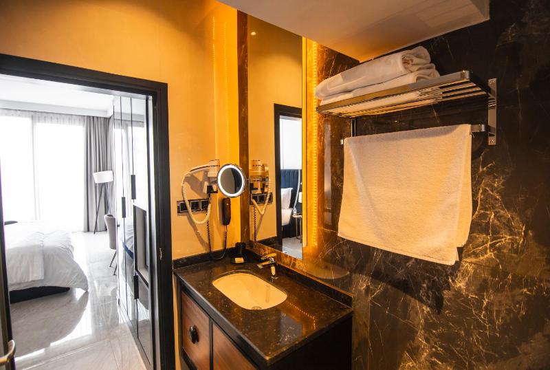 Deluxe King Room image 4