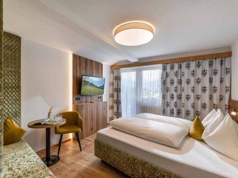 Deluxe Double Room with Balcony image 3