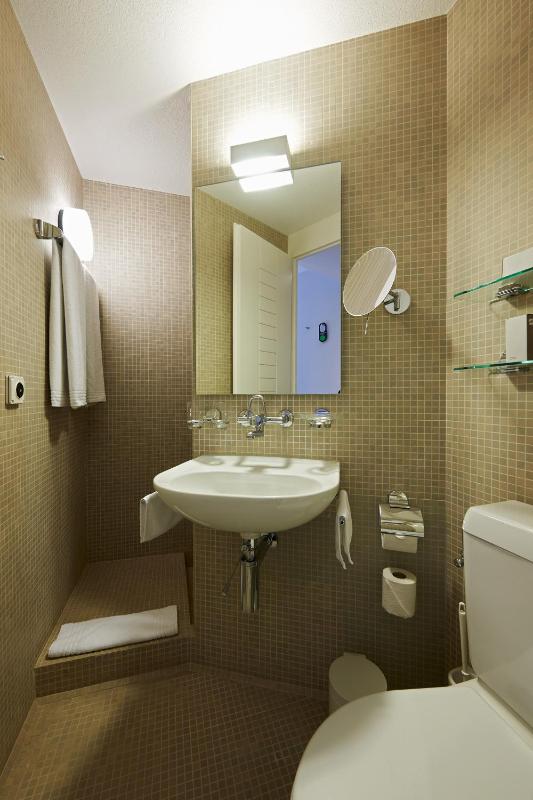 Standard Double Room image 3