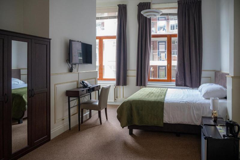 Superior King Room image 4