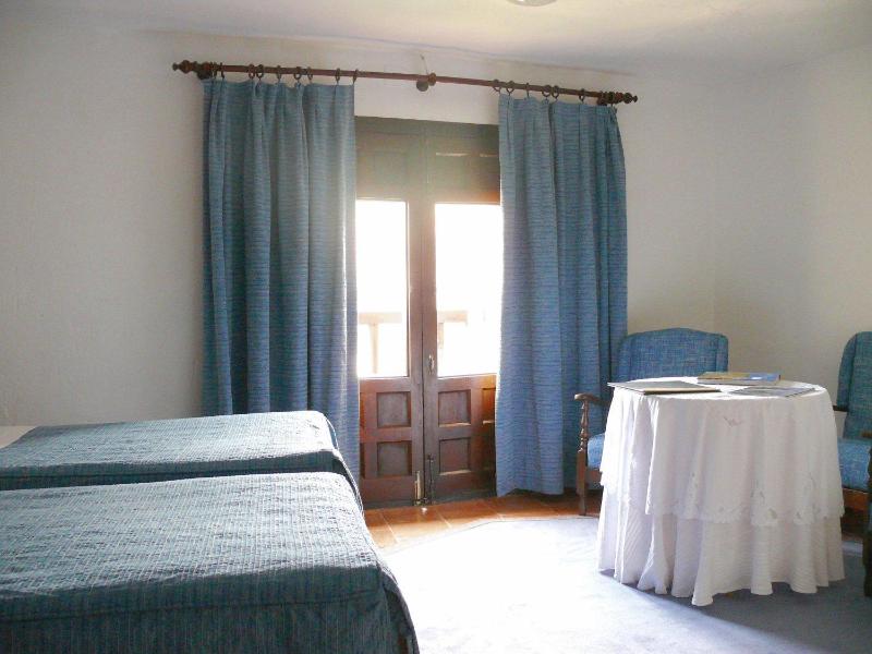 Twin Room with Mountain View image 3