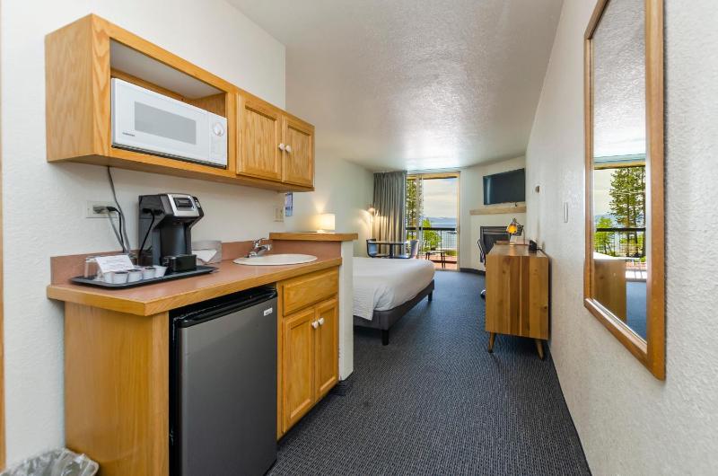 King Room with Lake View image 3