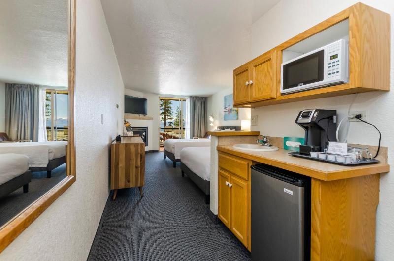 Double Room with Balcony image 3