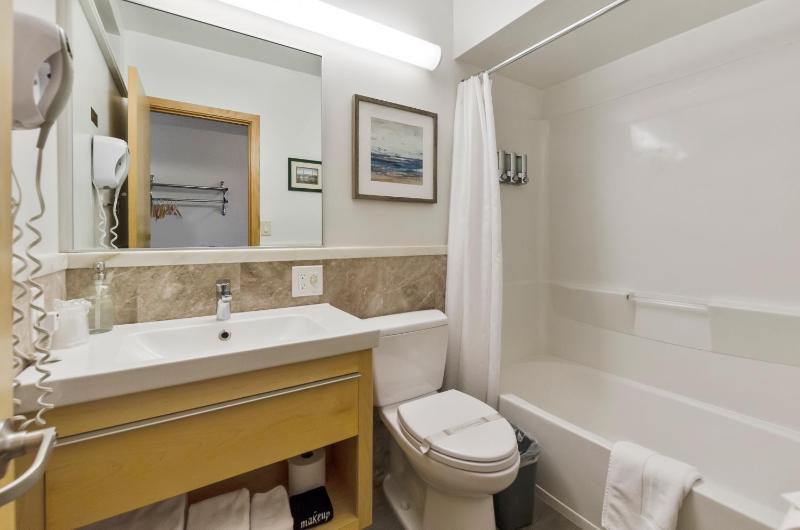 Queen Room image 2