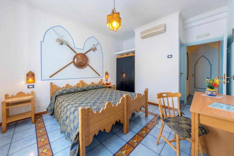 Economy Double Room with window image 3