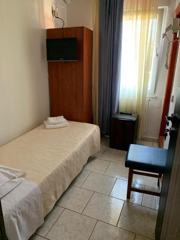 Small Single Room image 1