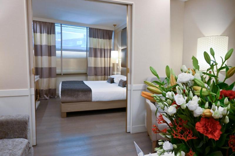 Deluxe Studio image 2