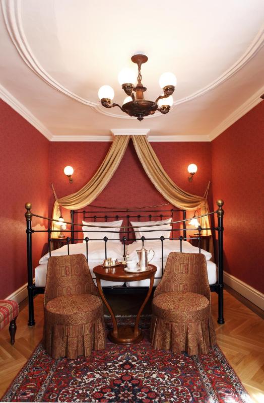 Large Double Room image 4