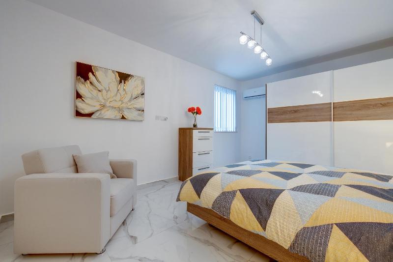 Stylish 2BR Apartment in central St Julians - image 4
