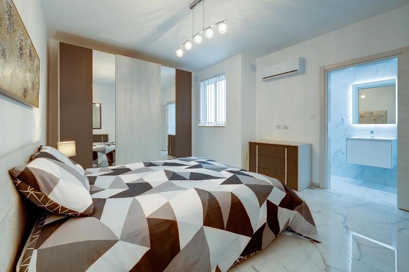 Stylish 2BR Apartment in central St Julians - image 13