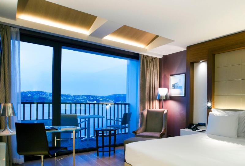 Deluxe King Room With Bosphorus View image 3