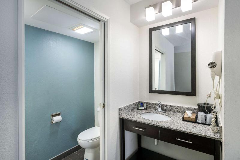 Queen Room - Non-Smoking image 3