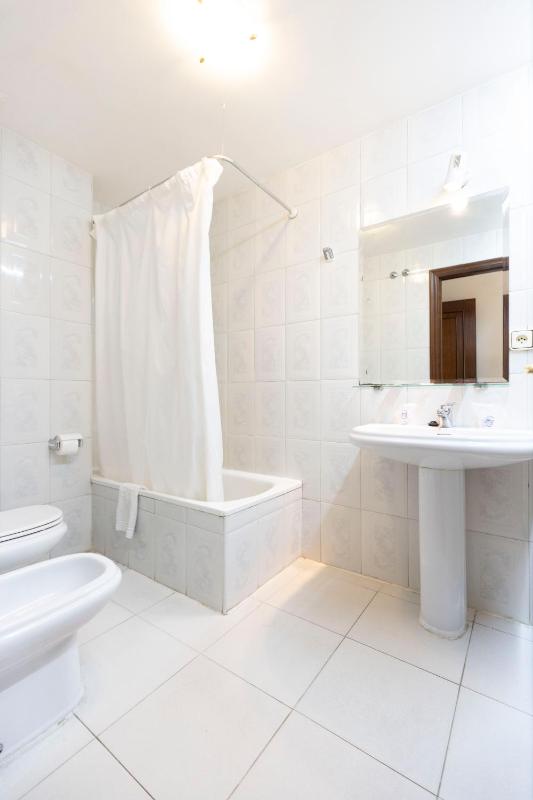 Twin Room image 2