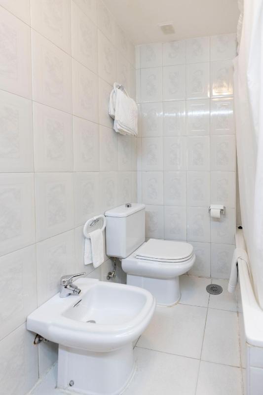 Twin Room image 3
