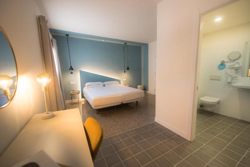 Classic Double Room image 1