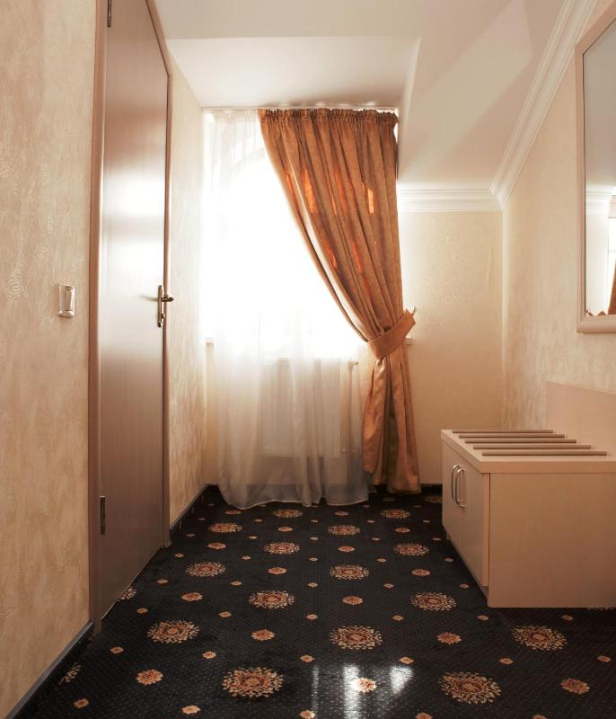 Standard Double Room image 3