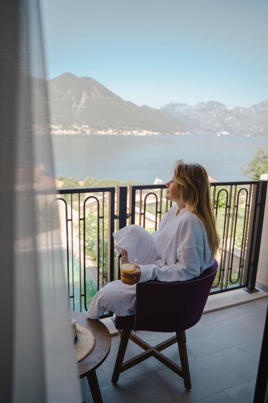 Deluxe Double Room with Balcony and Sea View image 1