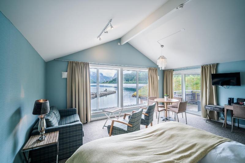 Deluxe Suite with Sea View image 4