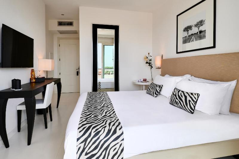 Classic Double Room image 3